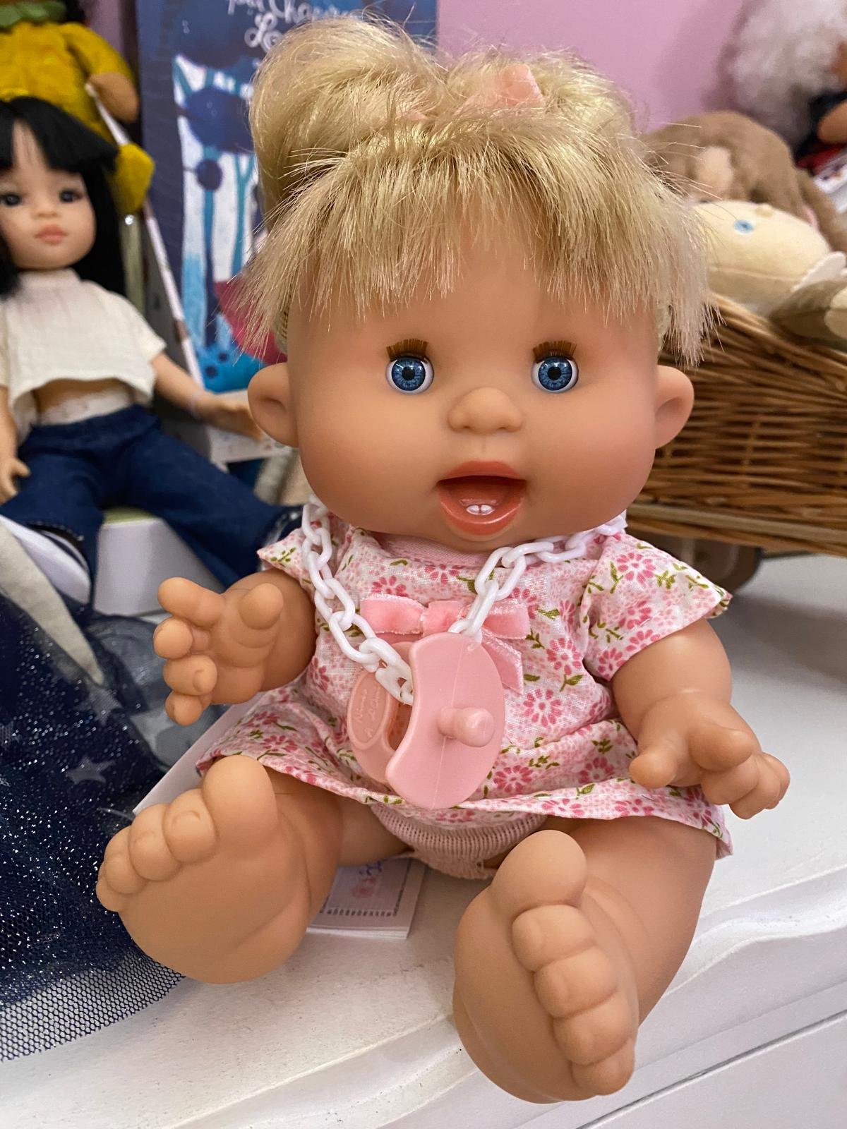 bionda codino raccolto vestito fiori